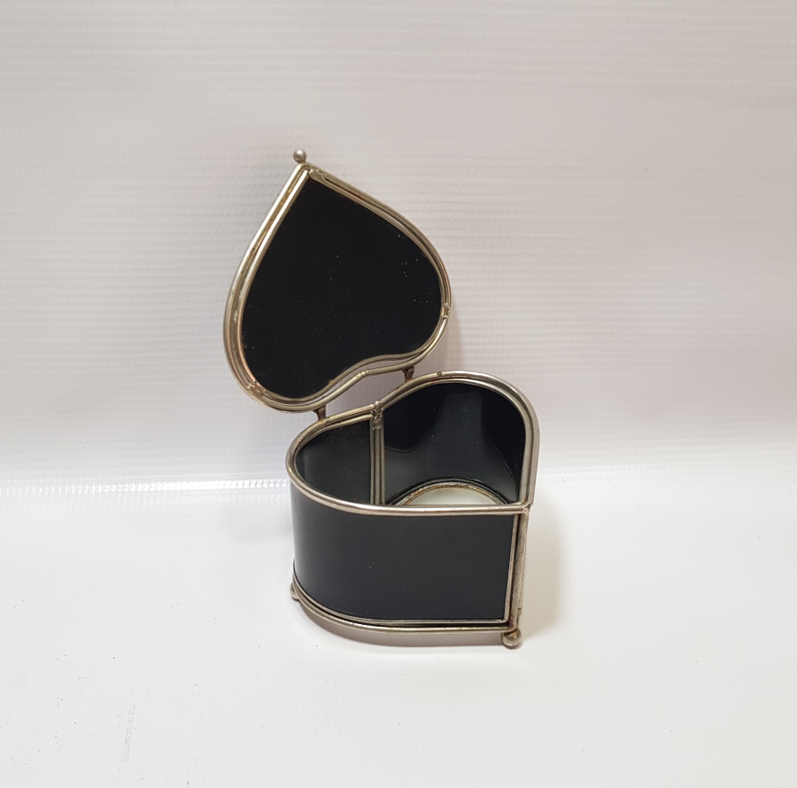 KALP FORMUNDA ANTİKA KAPAKLI KUTU