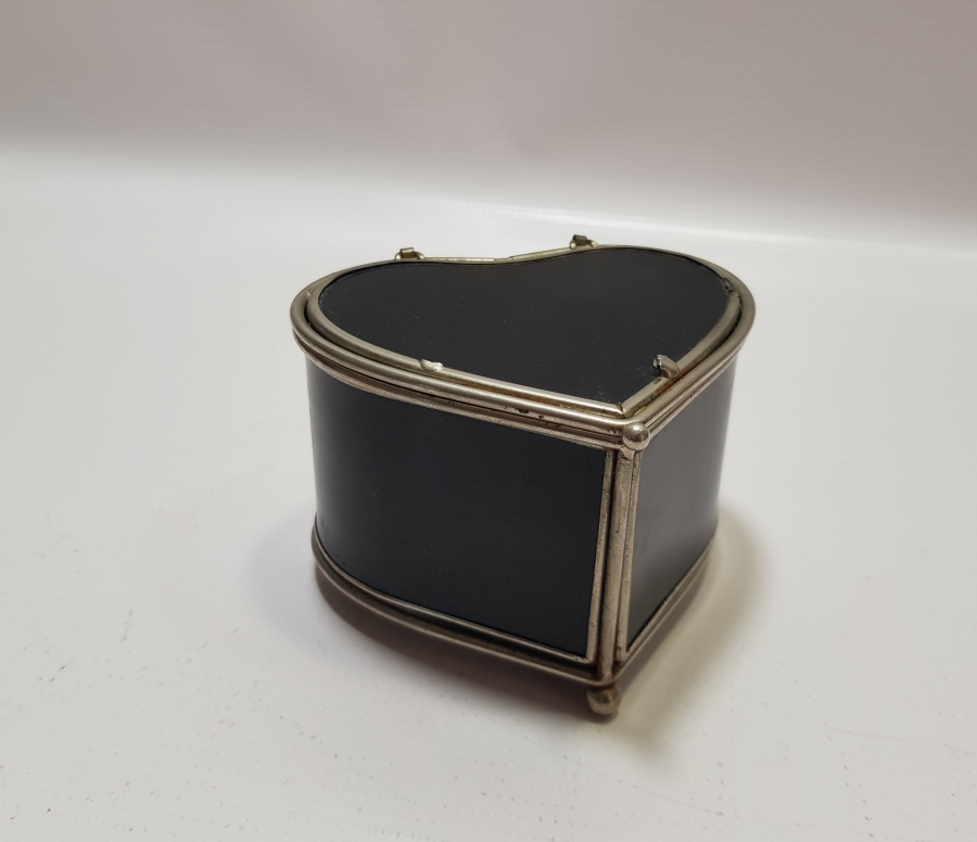 KALP FORMUNDA ANTİKA KAPAKLI KUTU