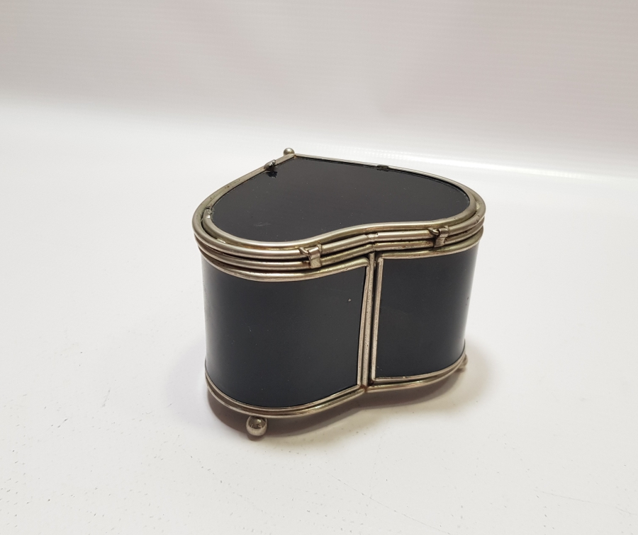 KALP FORMUNDA ANTİKA KAPAKLI KUTU