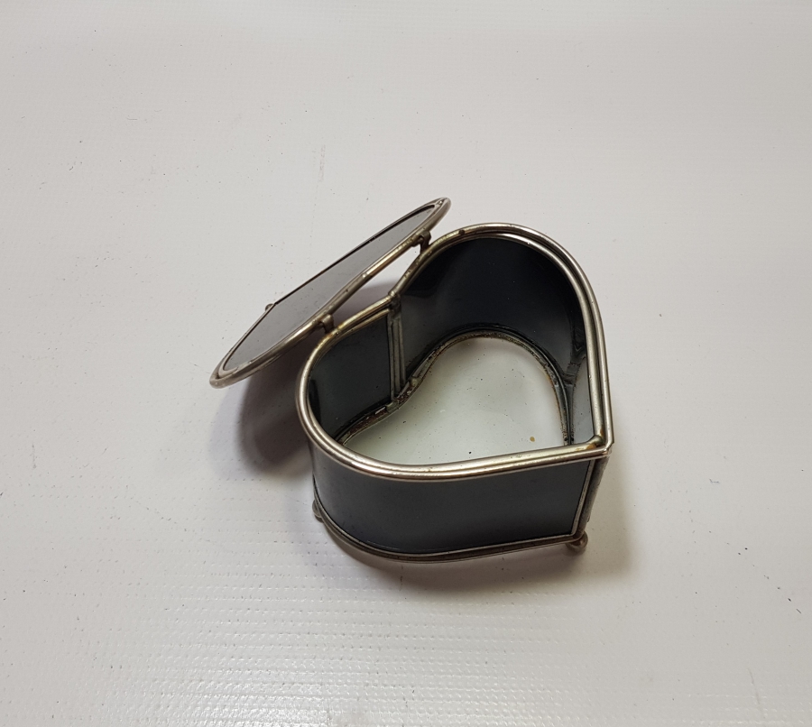 KALP FORMUNDA ANTİKA KAPAKLI KUTU