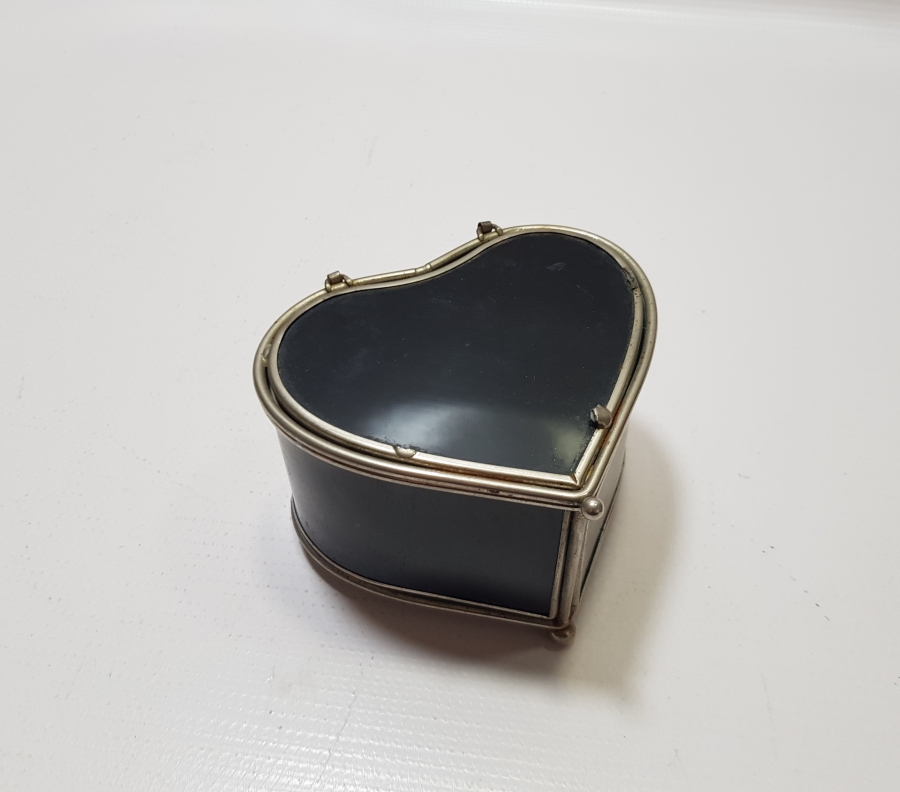 KALP FORMUNDA ANTİKA KAPAKLI KUTU