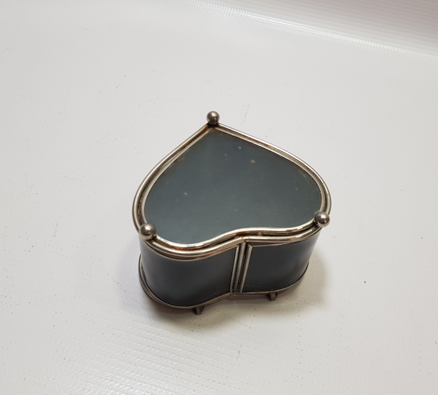 KALP FORMUNDA ANTİKA KAPAKLI KUTU