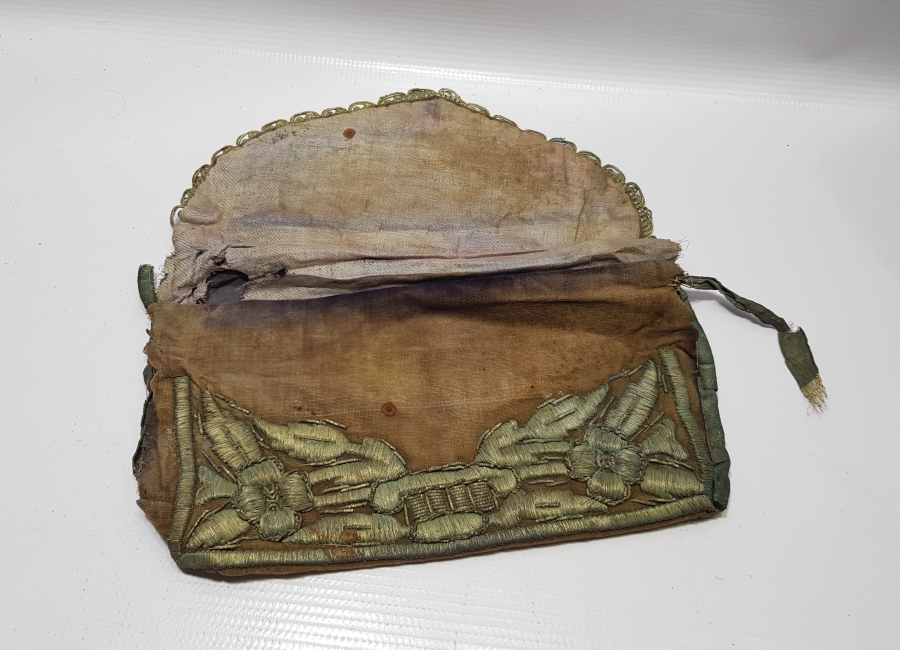 EĞİTİM TARİHİ - OSMANLI DÖNEMİ ÜZERİ AY YILDIZLI VE GÜMÜŞ SIRMA İŞÇİLİKLİ ÇOK NADİR BED-İ BESMELE ÇANTASI