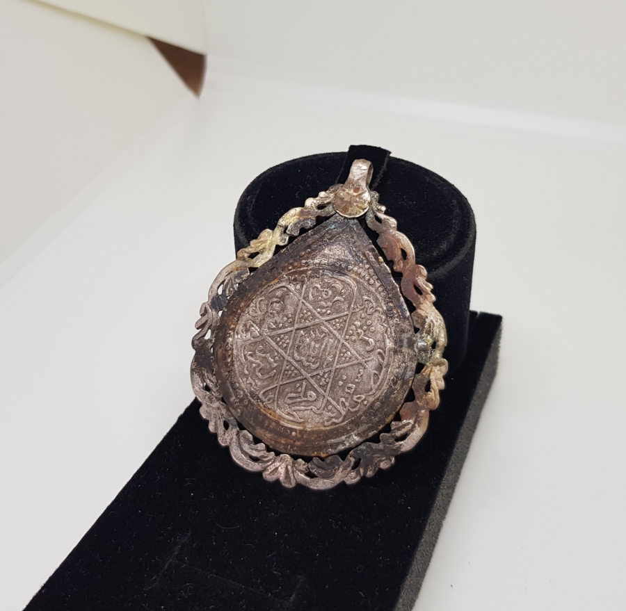 ÜZERİNDE YEDİUYULARIN YAZILI OLDUĞU OSMANLI DÖNEMİ GÜMÜŞ ARMUDİ KOLYE