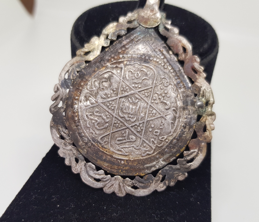 ÜZERİNDE YEDİUYULARIN YAZILI OLDUĞU OSMANLI DÖNEMİ GÜMÜŞ ARMUDİ KOLYE