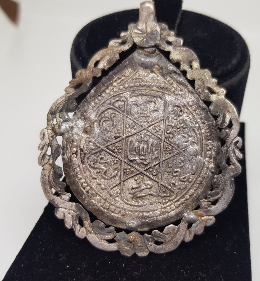 ÜZERİNDE YEDİUYULARIN YAZILI OLDUĞU OSMANLI DÖNEMİ GÜMÜŞ ARMUDİ KOLYE