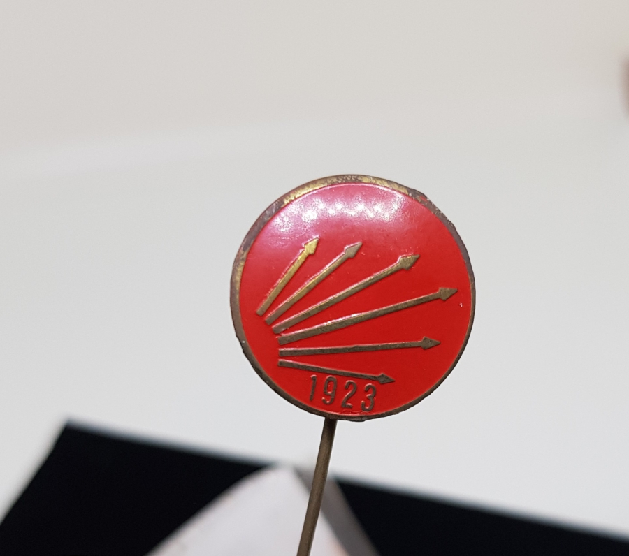 ORİJİNAL KABINDA ANTİKA CHP ROZETİ