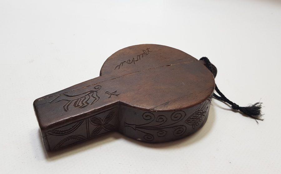 ÜZERİ KUŞ VE KÖPEK MOTİFLİ EL YAPIMI ANTİKA KAHVE SOĞUDANI