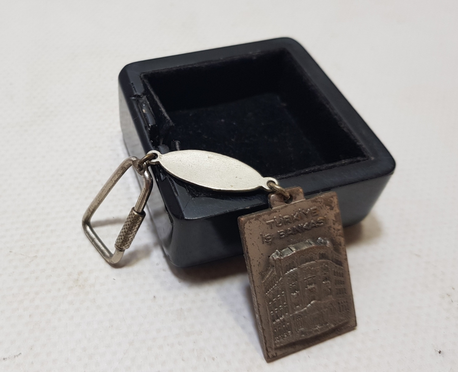 TÜRKİYE İŞ BANKASI HATIRA GÜMÜŞ KAPLAMA ANAHTARLIK