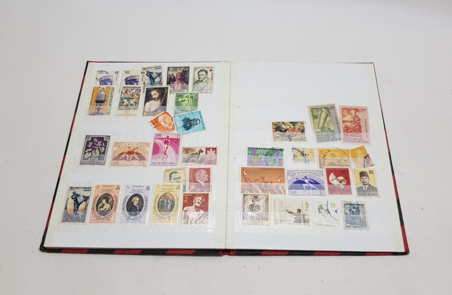 İÇİNDE YABANCI PULLAR OLAN PUL ALBÜMÜ