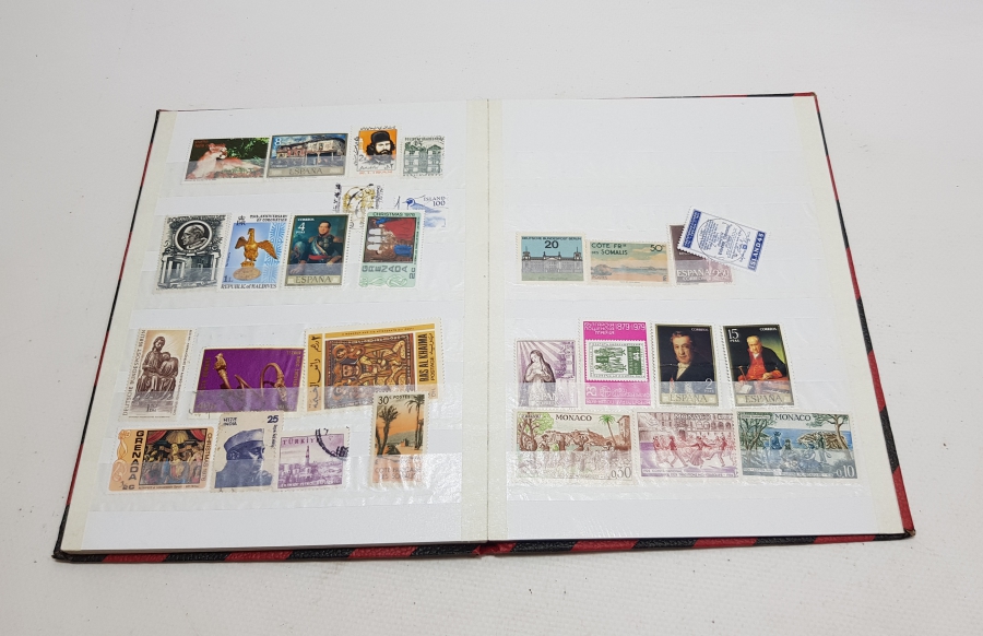 İÇİNDE YABANCI PULLAR OLAN PUL ALBÜMÜ