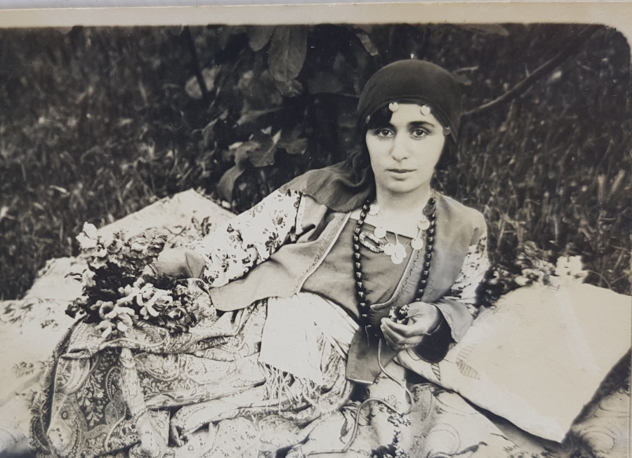 ARKASI OSMANLICA YAZILI KEHRİBAR KOLYELİ OSMANLI KADIN FOTOĞRAFI