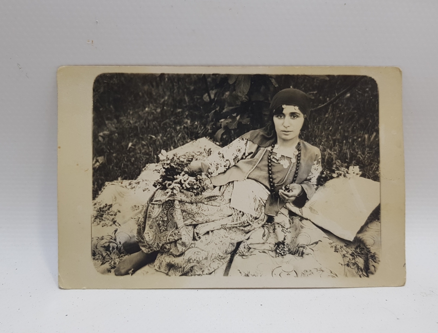 ARKASI OSMANLICA YAZILI KEHRİBAR KOLYELİ OSMANLI KADIN FOTOĞRAFI