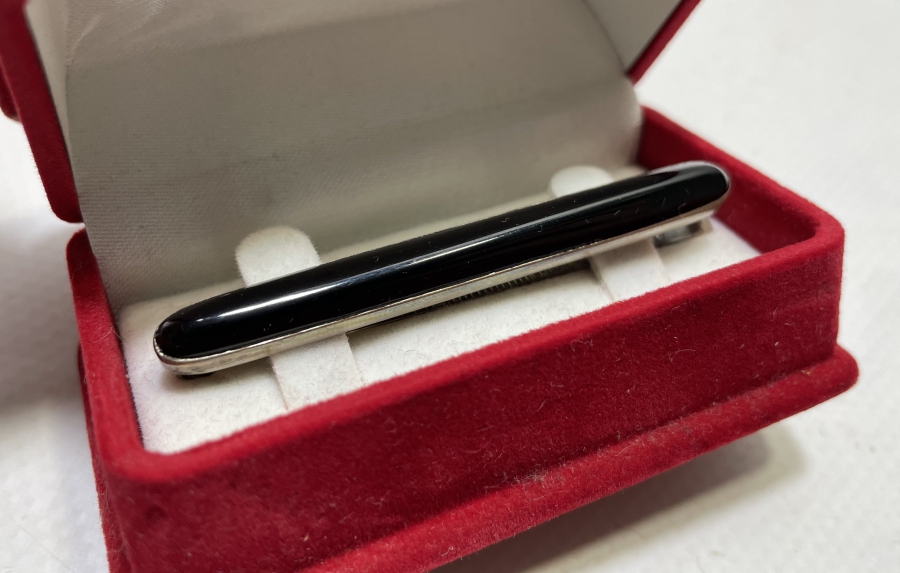 ORİJİNAL KUTUSUNDA ANTİKA GÜMÜŞ KRAVAT İĞNESİ