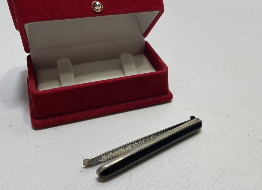 ORİJİNAL KUTUSUNDA ANTİKA GÜMÜŞ KRAVAT İĞNESİ