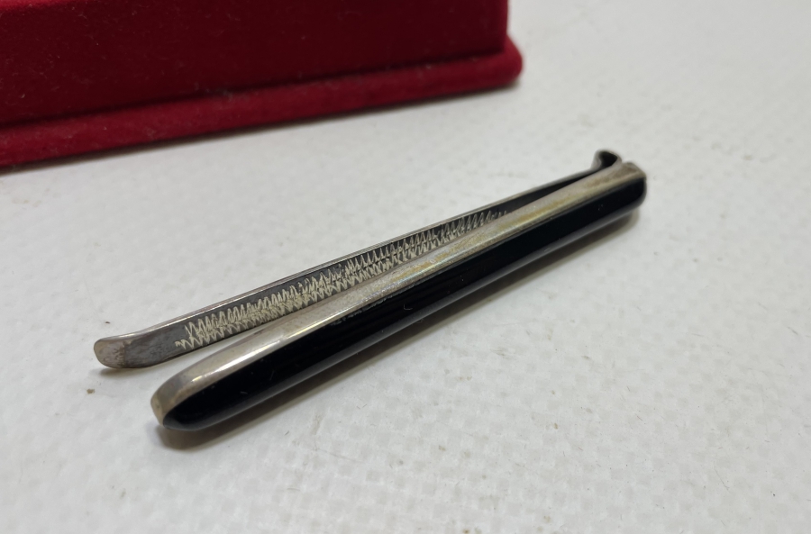 ORİJİNAL KUTUSUNDA ANTİKA GÜMÜŞ KRAVAT İĞNESİ