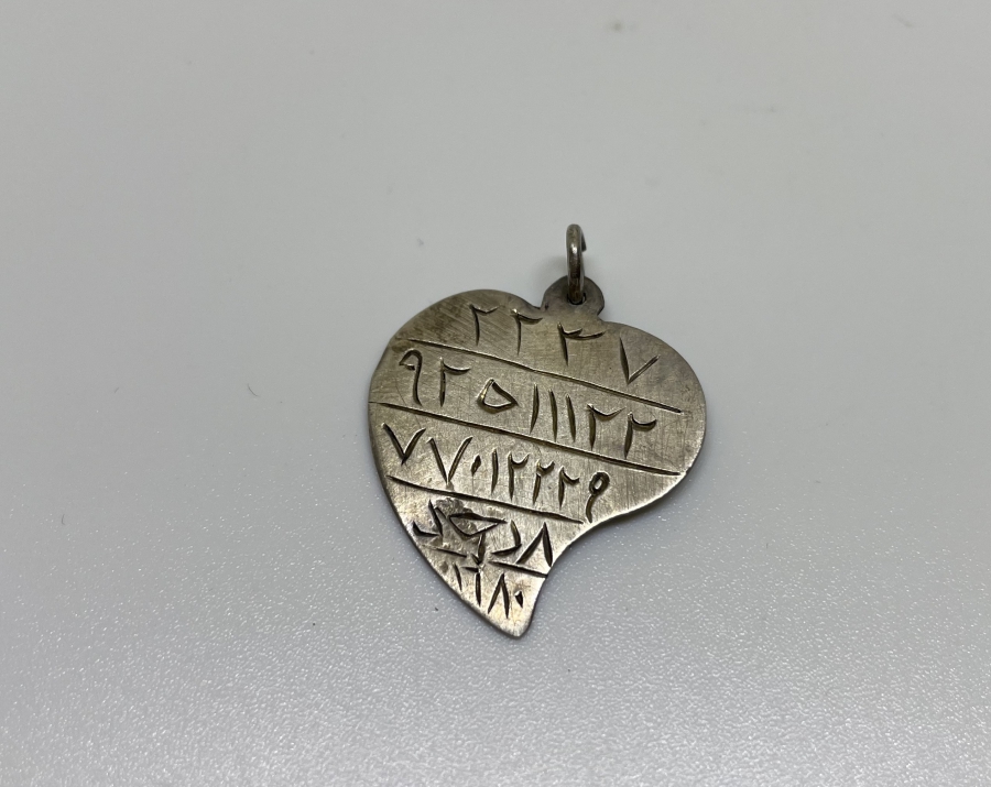 ÜZERİ SAVAT İŞÇİLİKLİ EBCEDLİ VE OSMANLICA YAZILI OSMANLI DÖNEMİ GÜMÜŞ TILSIM KOLYE