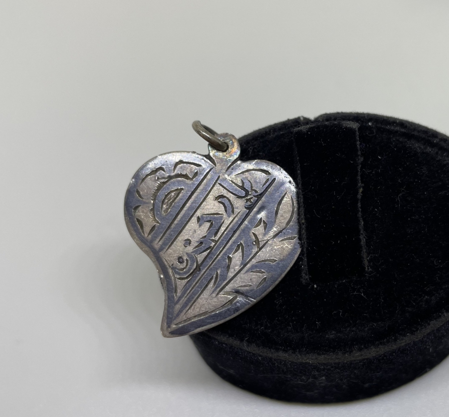 ÜZERİ SAVAT İŞÇİLİKLİ EBCEDLİ VE OSMANLICA YAZILI OSMANLI DÖNEMİ GÜMÜŞ TILSIM KOLYE