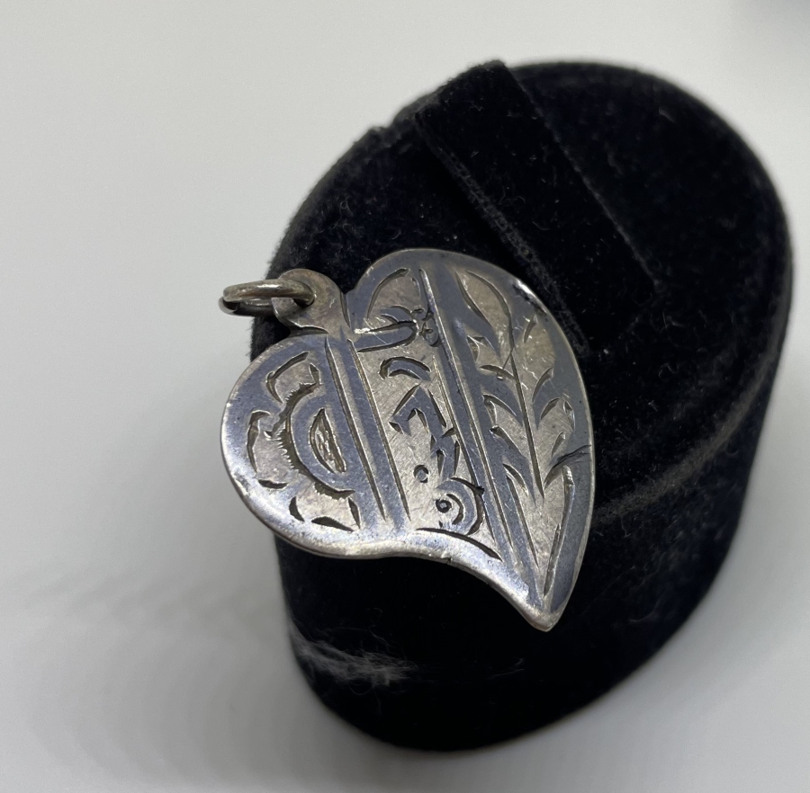 ÜZERİ SAVAT İŞÇİLİKLİ EBCEDLİ VE OSMANLICA YAZILI OSMANLI DÖNEMİ GÜMÜŞ TILSIM KOLYE