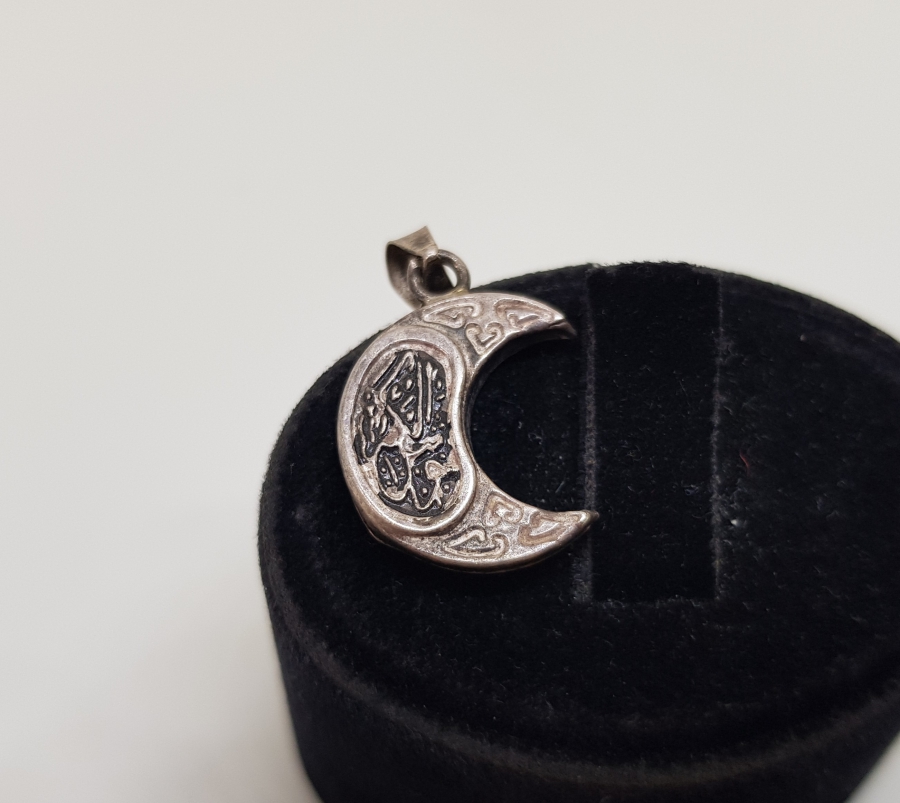 HİLAL FORMUNDA İÇİNDE DUASI İLE GÜMÜŞTEN MAMUL CEVŞEN-İ KEBİR