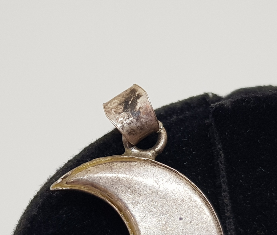 HİLAL FORMUNDA İÇİNDE DUASI İLE GÜMÜŞTEN MAMUL CEVŞEN-İ KEBİR