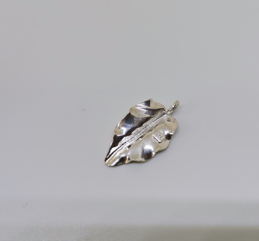 YAPRAK FORMUNDA YAPILMIŞ GÜMÜŞ KOLYE UCU