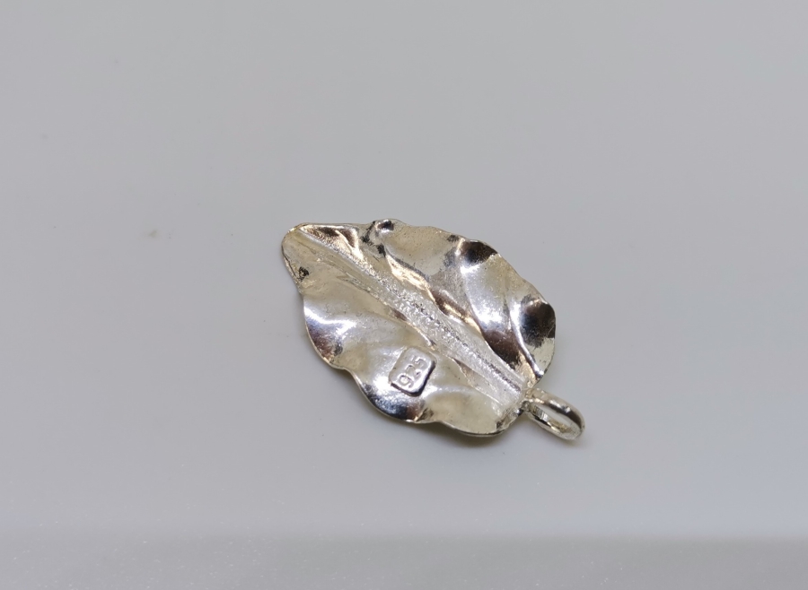 YAPRAK FORMUNDA YAPILMIŞ GÜMÜŞ KOLYE UCU