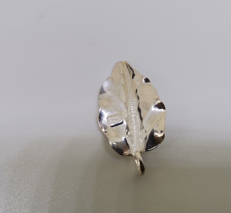 YAPRAK FORMUNDA YAPILMIŞ GÜMÜŞ KOLYE UCU