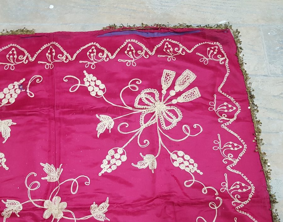 SUZENİ İŞÇİLİKLİ VE GÜMÜŞ SIRMALI BÜYÜK BOY OSMANLI DÖNEMİ GELİN BOHÇASI