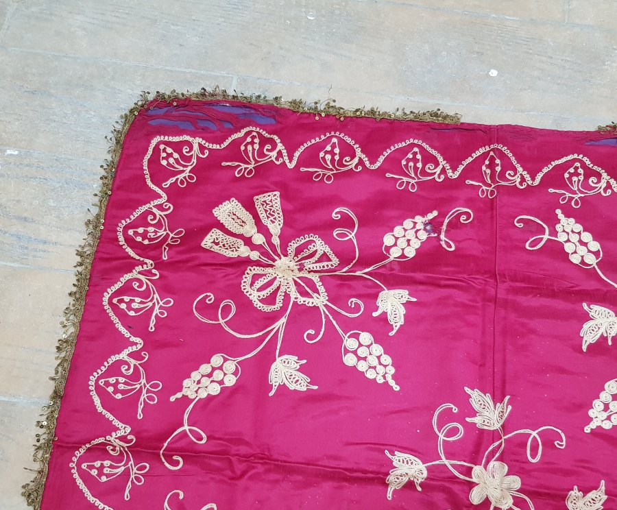 SUZENİ İŞÇİLİKLİ VE GÜMÜŞ SIRMALI BÜYÜK BOY OSMANLI DÖNEMİ GELİN BOHÇASI