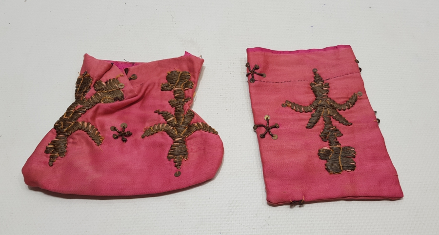 OSMANLI DÖNEMİ KUMAŞTAN YAPILMIŞ SIRMA İŞÇİLİKLİ İKİ ADET GELİN KESESİ