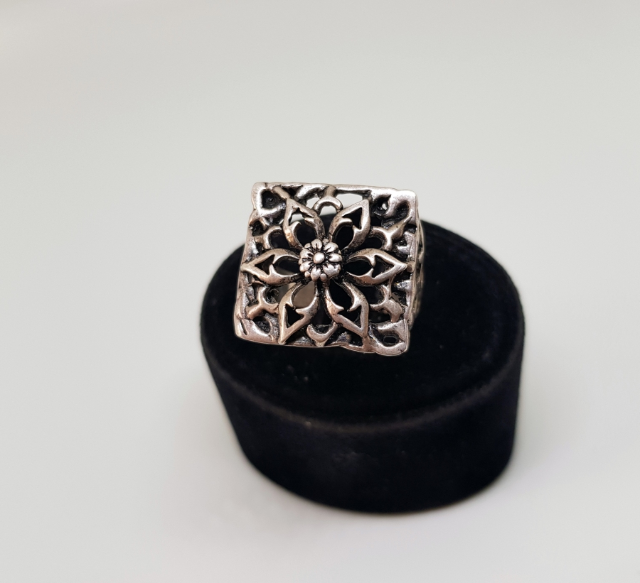 KABARTMA İŞÇİLİKLİ ÇİÇEK MODELİ GÜMÜŞ YÜZÜK