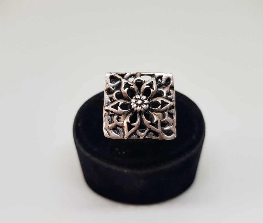 KABARTMA İŞÇİLİKLİ ÇİÇEK MODELİ GÜMÜŞ YÜZÜK