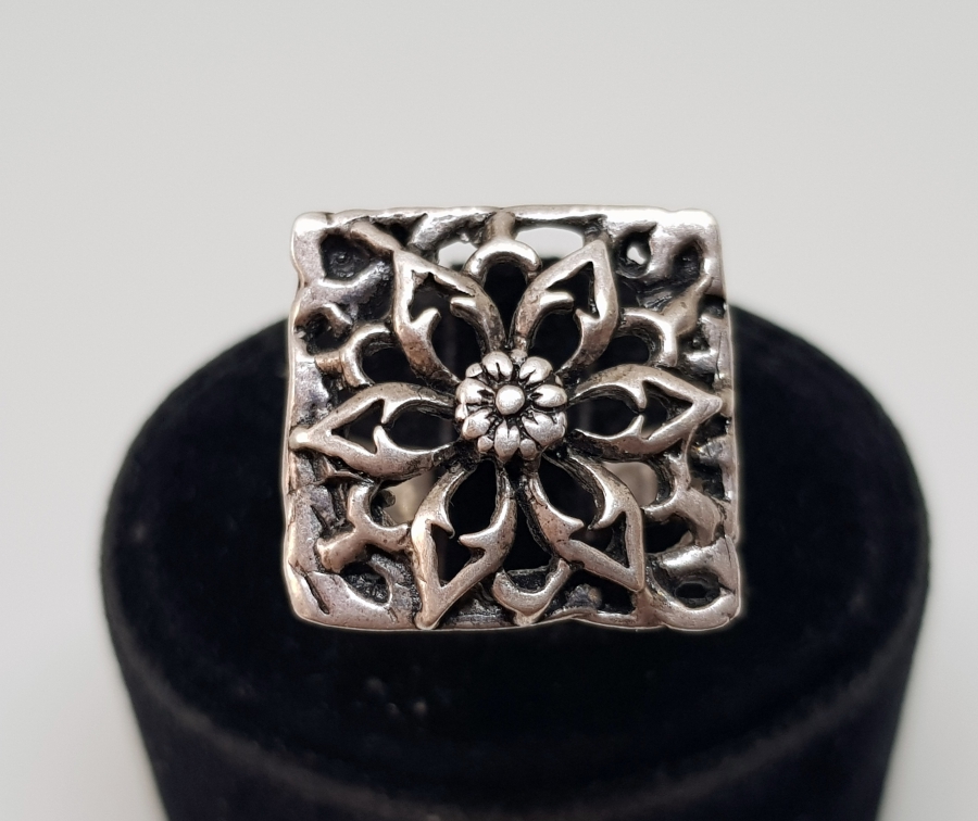 KABARTMA İŞÇİLİKLİ ÇİÇEK MODELİ GÜMÜŞ YÜZÜK