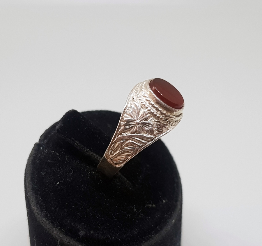 KABARTMA İŞÇİLİKLİ AKİK TAŞLI GÜMÜŞ YÜZÜK