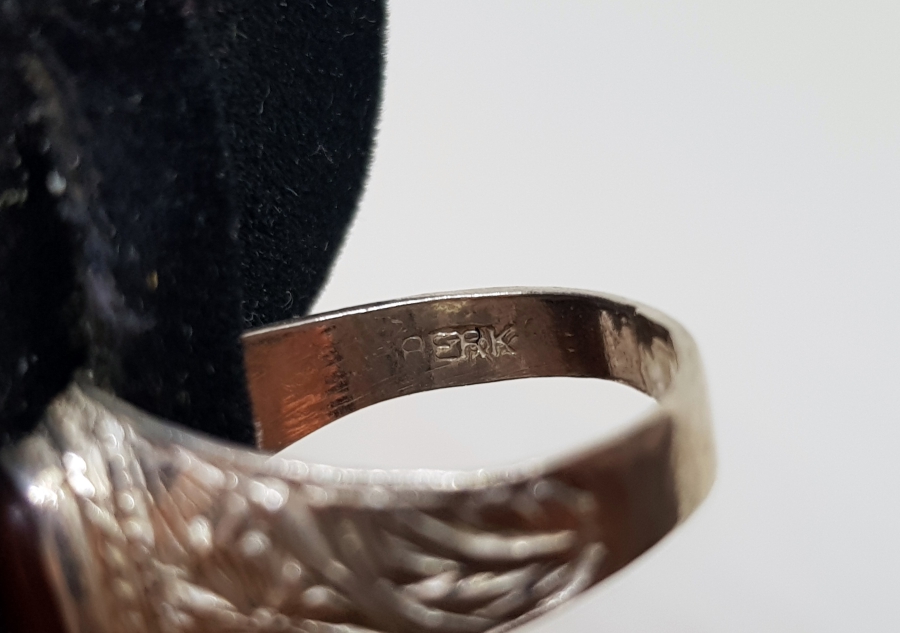 KABARTMA İŞÇİLİKLİ AKİK TAŞLI GÜMÜŞ YÜZÜK