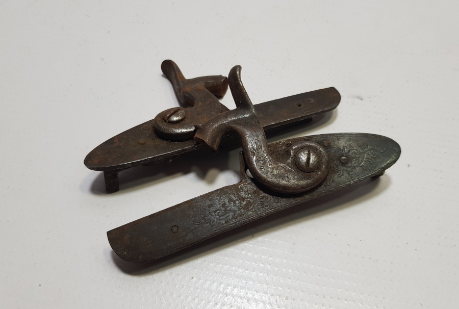 ÜZERİ KABARTMA İŞÇİLİKLİ OSMANLI DÖNEMİ ÇİFT TÜFEK HOROZU