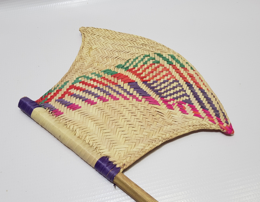 OSMANLI DÖNEMİ NADİR FORMDA HURMA YAPRAĞINDAN YAPILMIŞ ÇOK NADİR SÜRRE ALAYLARI KÖK BOYALI YELPAZE