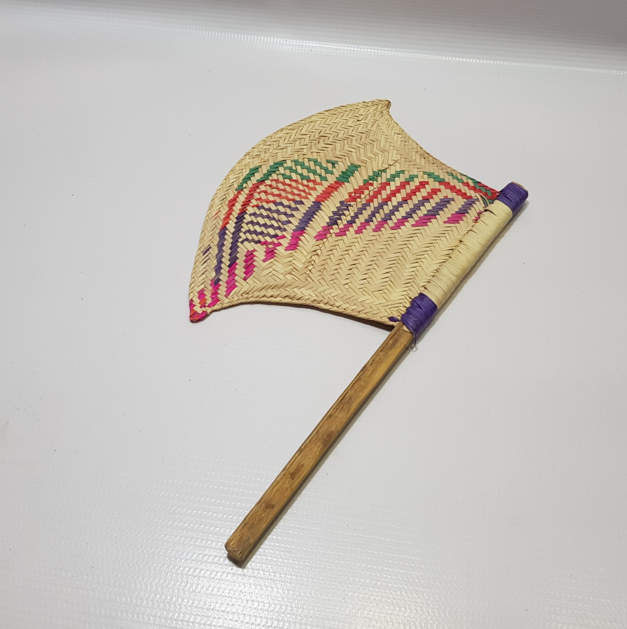 OSMANLI DÖNEMİ NADİR FORMDA HURMA YAPRAĞINDAN YAPILMIŞ ÇOK NADİR SÜRRE ALAYLARI KÖK BOYALI YELPAZE