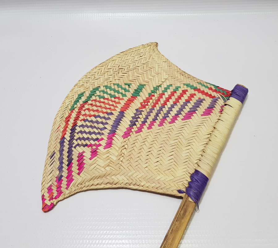 OSMANLI DÖNEMİ NADİR FORMDA HURMA YAPRAĞINDAN YAPILMIŞ ÇOK NADİR SÜRRE ALAYLARI KÖK BOYALI YELPAZE