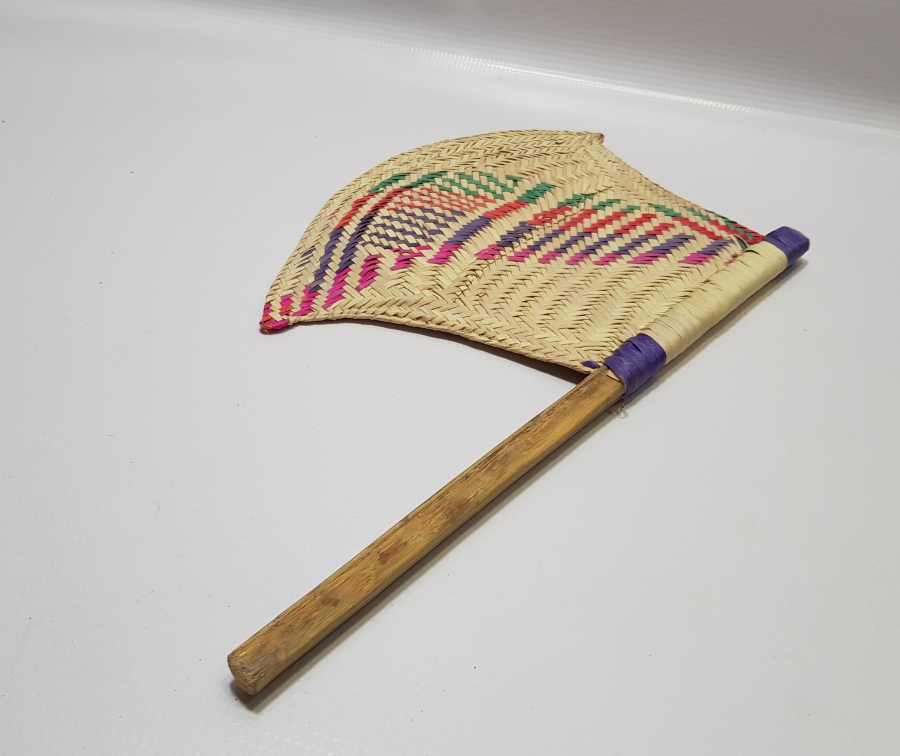 OSMANLI DÖNEMİ NADİR FORMDA HURMA YAPRAĞINDAN YAPILMIŞ ÇOK NADİR SÜRRE ALAYLARI KÖK BOYALI YELPAZE