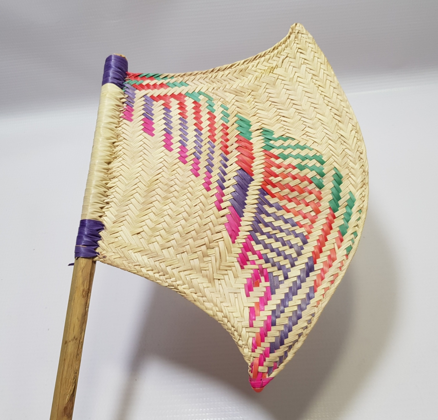 OSMANLI DÖNEMİ NADİR FORMDA HURMA YAPRAĞINDAN YAPILMIŞ ÇOK NADİR SÜRRE ALAYLARI KÖK BOYALI YELPAZE