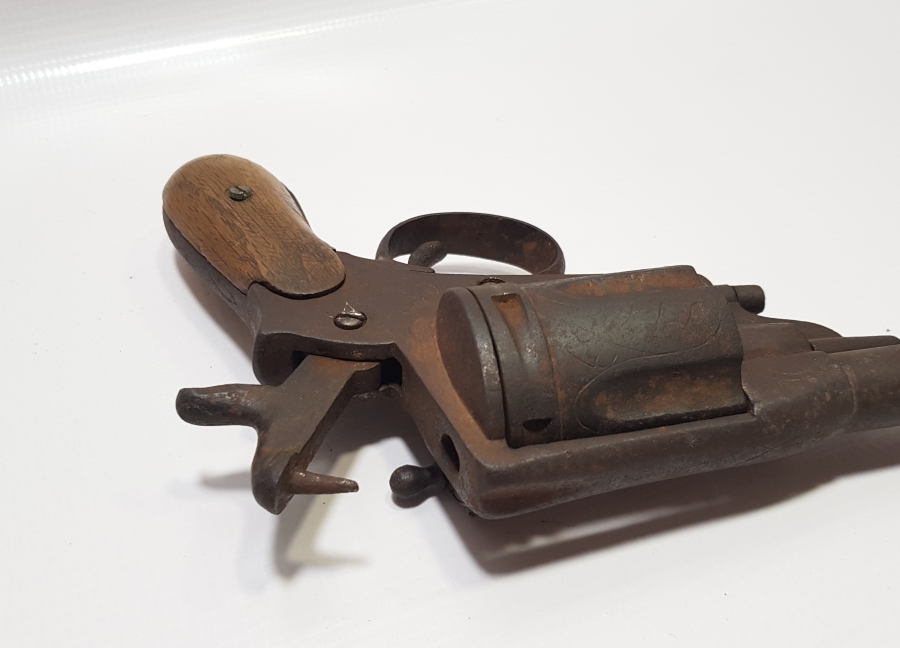 ÜZERİ İŞLEMELİ OSMANLI DÖNEMİ NADİR KEMİK VE AHŞAP SAPLI KARADAĞLI SUBAY TABANCASI