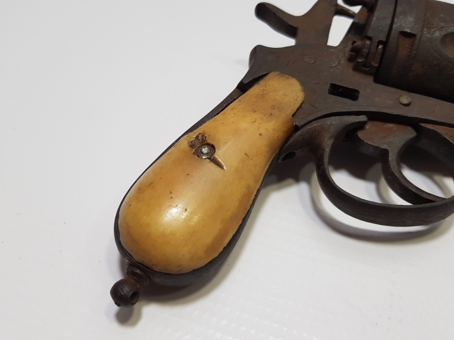 ÜZERİ İŞLEMELİ OSMANLI DÖNEMİ NADİR KEMİK VE AHŞAP SAPLI KARADAĞLI SUBAY TABANCASI