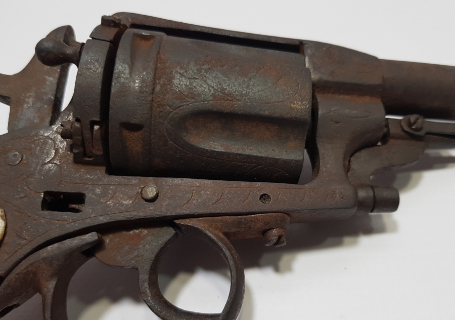 ÜZERİ İŞLEMELİ OSMANLI DÖNEMİ NADİR KEMİK VE AHŞAP SAPLI KARADAĞLI SUBAY TABANCASI