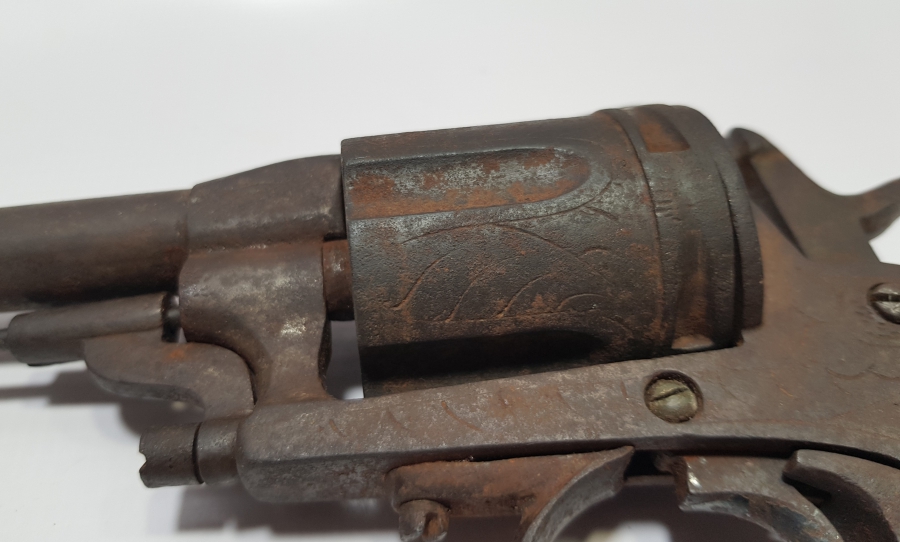 ÜZERİ İŞLEMELİ OSMANLI DÖNEMİ NADİR KEMİK VE AHŞAP SAPLI KARADAĞLI SUBAY TABANCASI