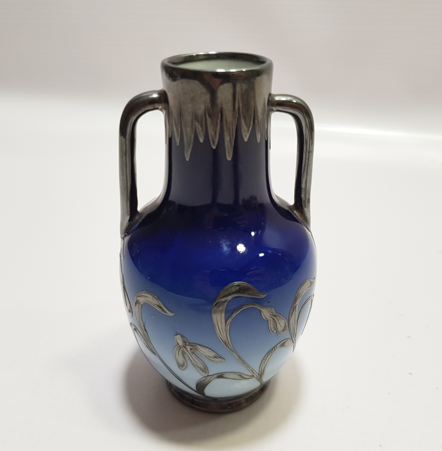 PORSELEN ÜZERİ GÜMÜŞ AKITMA İŞÇİLİKLİ NADİR FORMDA ANTİKA VAZO