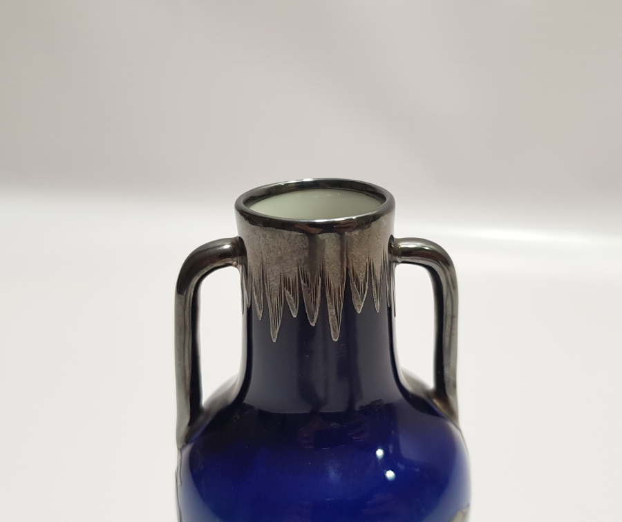 PORSELEN ÜZERİ GÜMÜŞ AKITMA İŞÇİLİKLİ NADİR FORMDA ANTİKA VAZO