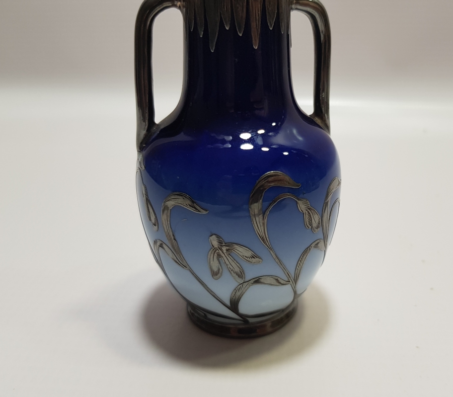 PORSELEN ÜZERİ GÜMÜŞ AKITMA İŞÇİLİKLİ NADİR FORMDA ANTİKA VAZO