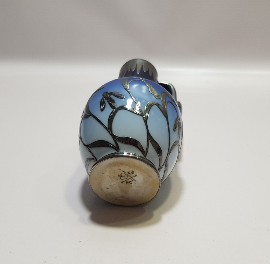 PORSELEN ÜZERİ GÜMÜŞ AKITMA İŞÇİLİKLİ NADİR FORMDA ANTİKA VAZO